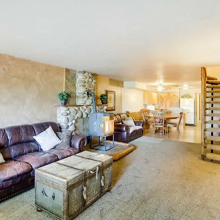 Main Street Townhome - 12 Miles To Bear Lake!